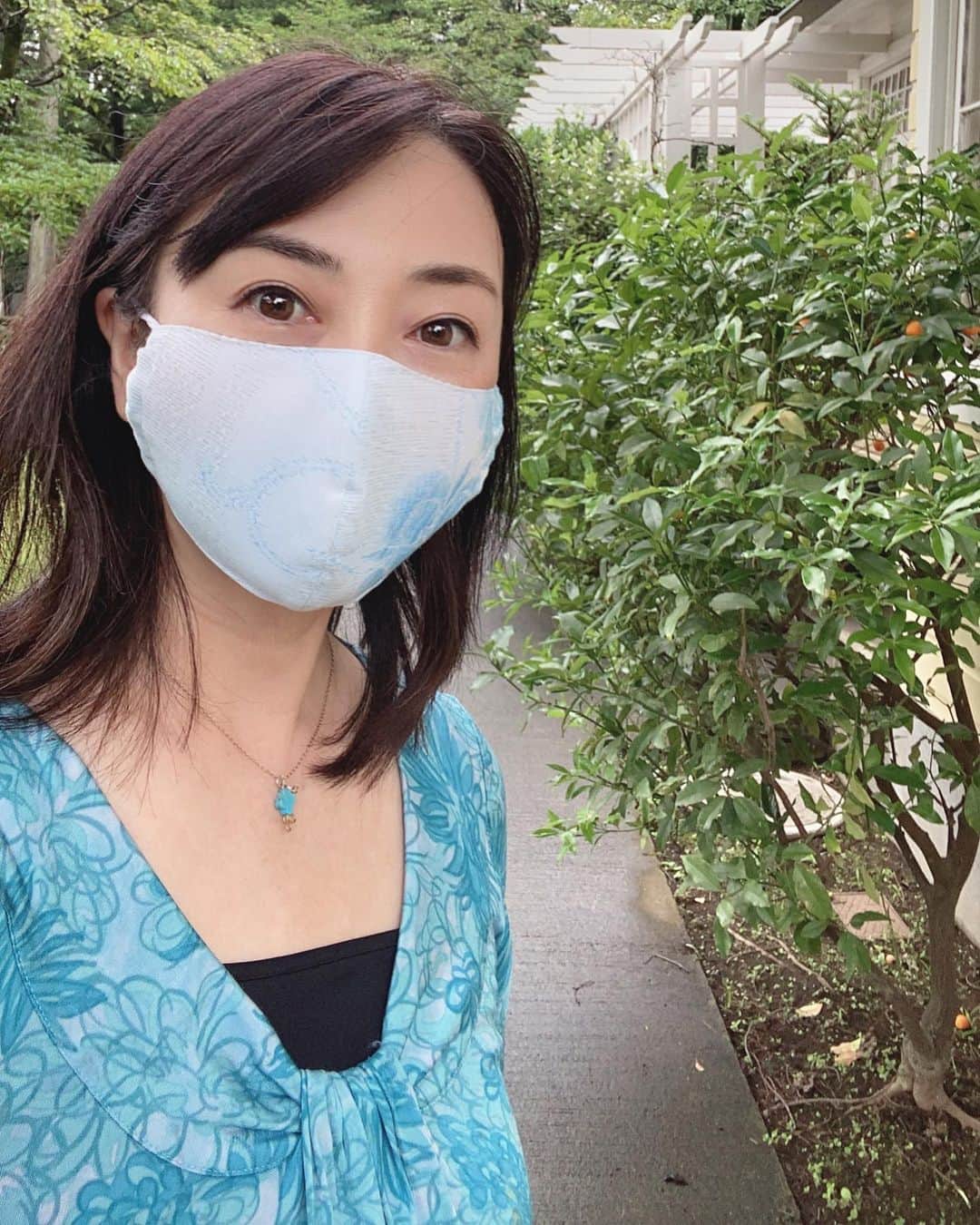 牛窪万里子さんのインスタグラム写真 - (牛窪万里子Instagram)「マスクファッション カジュアル編 友人のお母様手作りのマスク。 この