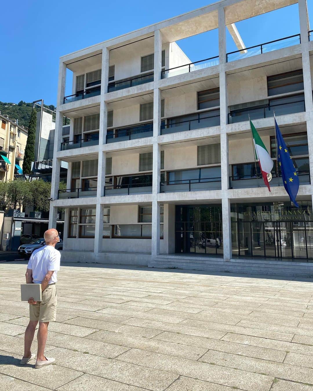 ノーマン・フォスターのインスタグラム：「Visiting the classic work of Giuseppe Terragni- his Casa de Fascio- now the HQ of the Guardia di Finanza- completed in 1936 in Como, Italy.」