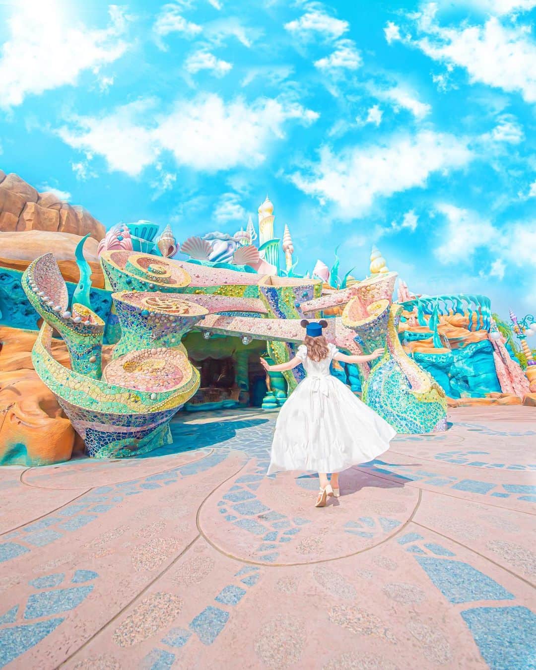 Kahoさんのインスタグラム写真 Kahoinstagram 夏の日差しとディズニーシー 夏らしい濃いブルーの空がよく似合うよね 天気がいいと ディズニー行きたい ってうずうずしちゃうのは わたしだけじゃないはず Disney Disneyland