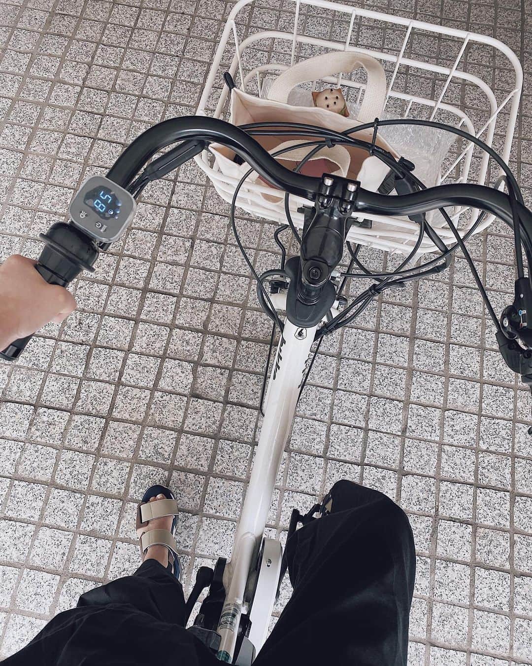 翁安芸さんのインスタグラム写真 - (翁安芸Instagram)「愛用のママチャリ😎 電動アシスト自転車はブリヂストンのビッケです👍🏻☀️