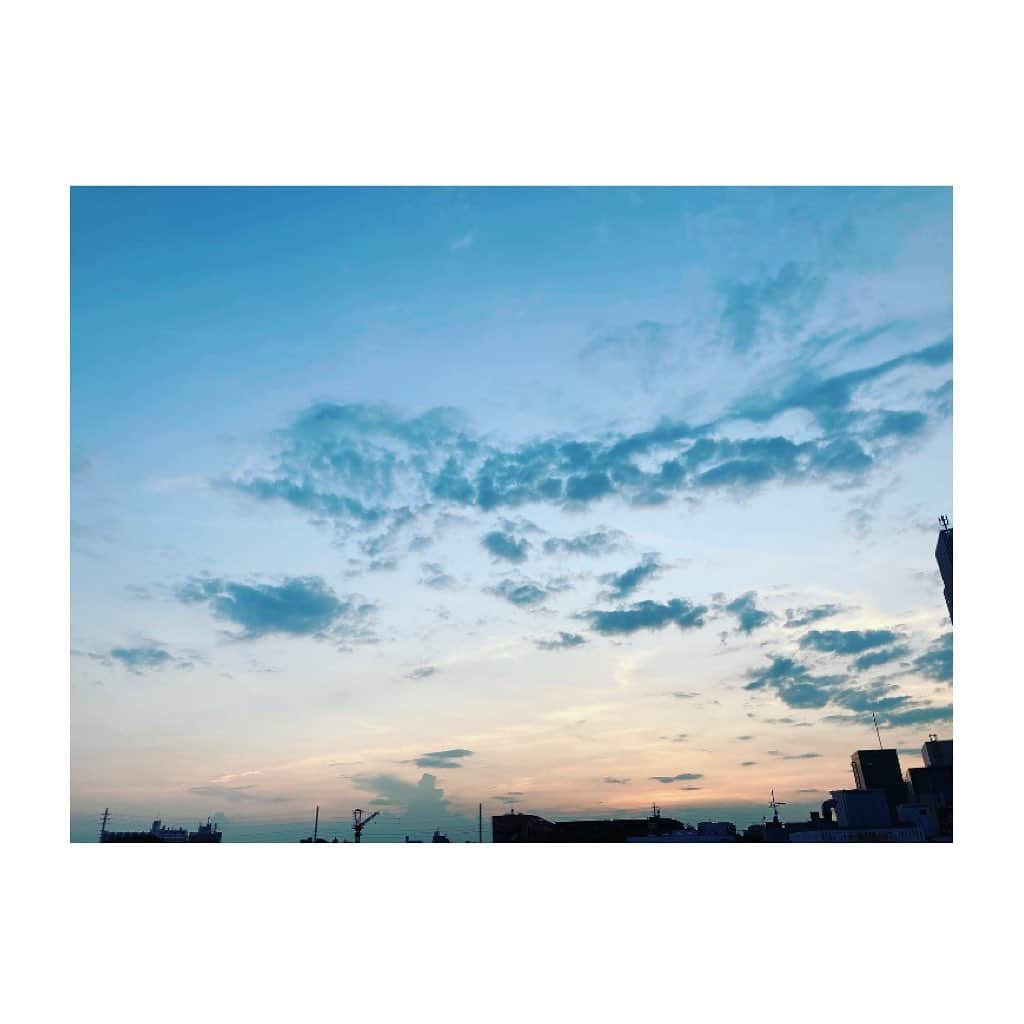 栗原ひとみのインスタグラム：「☁️☁️☁️💙🧡  #instalike #instagood  #skyphotography #sky #color  #栗原ひとみ #followｍe #orange #blue #magichour」