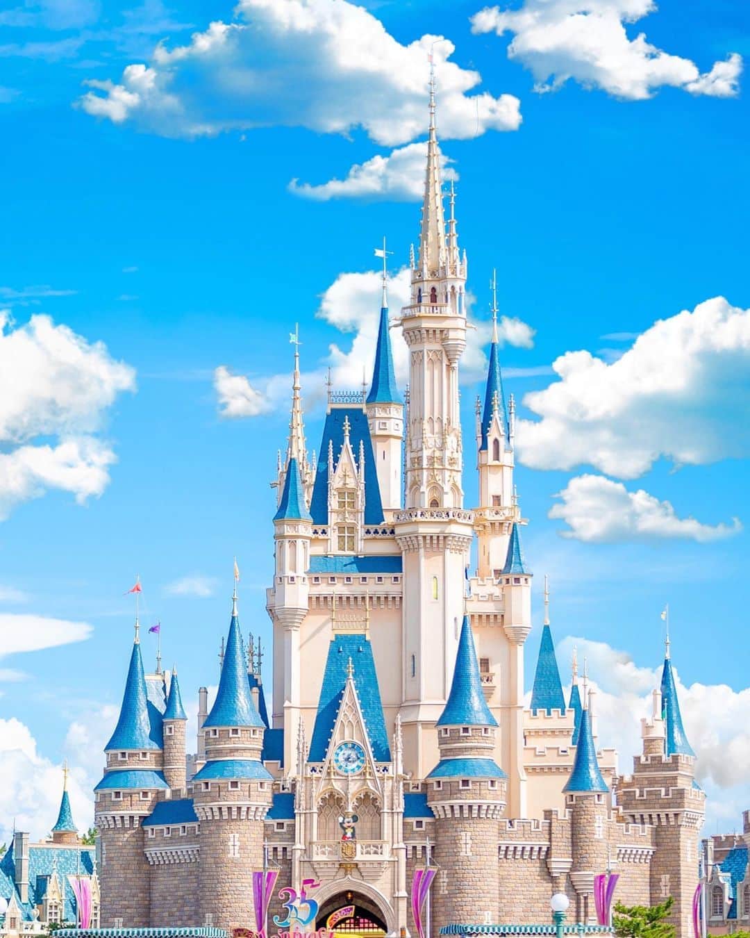 Kahoさんのインスタグラム写真 Kahoinstagram たまには ザ ディズニーランド な写真を 毎日綺麗な青空で気持ちいいね 今日はどこかからミッキーが手を振ってるよ 探してみてね Disney Disneyland