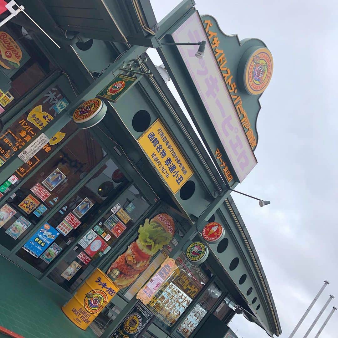 萩谷楓のインスタグラム：「セイコーGGP→北海道🍈  日本にはこんなにも安くて美味しい🍔があんのか。  #ラッキーピエロ #チャイニーズチキンバーガー」