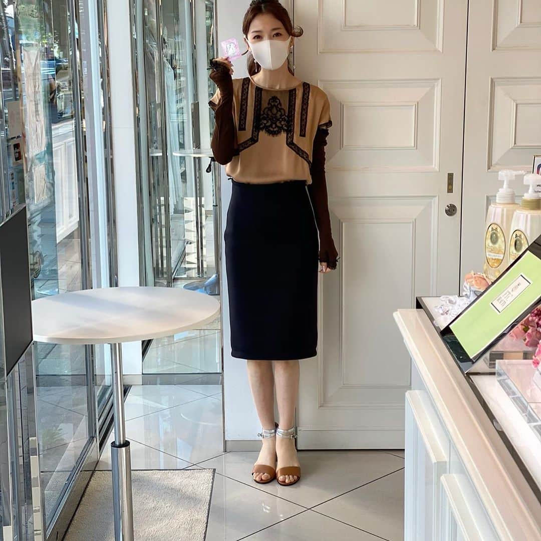 君島十和子さんのインスタグラム写真 - (君島十和子Instagram)「この暑さの中🥵💦表参道のお店に来てくださるお客様とお話しするひと時☘