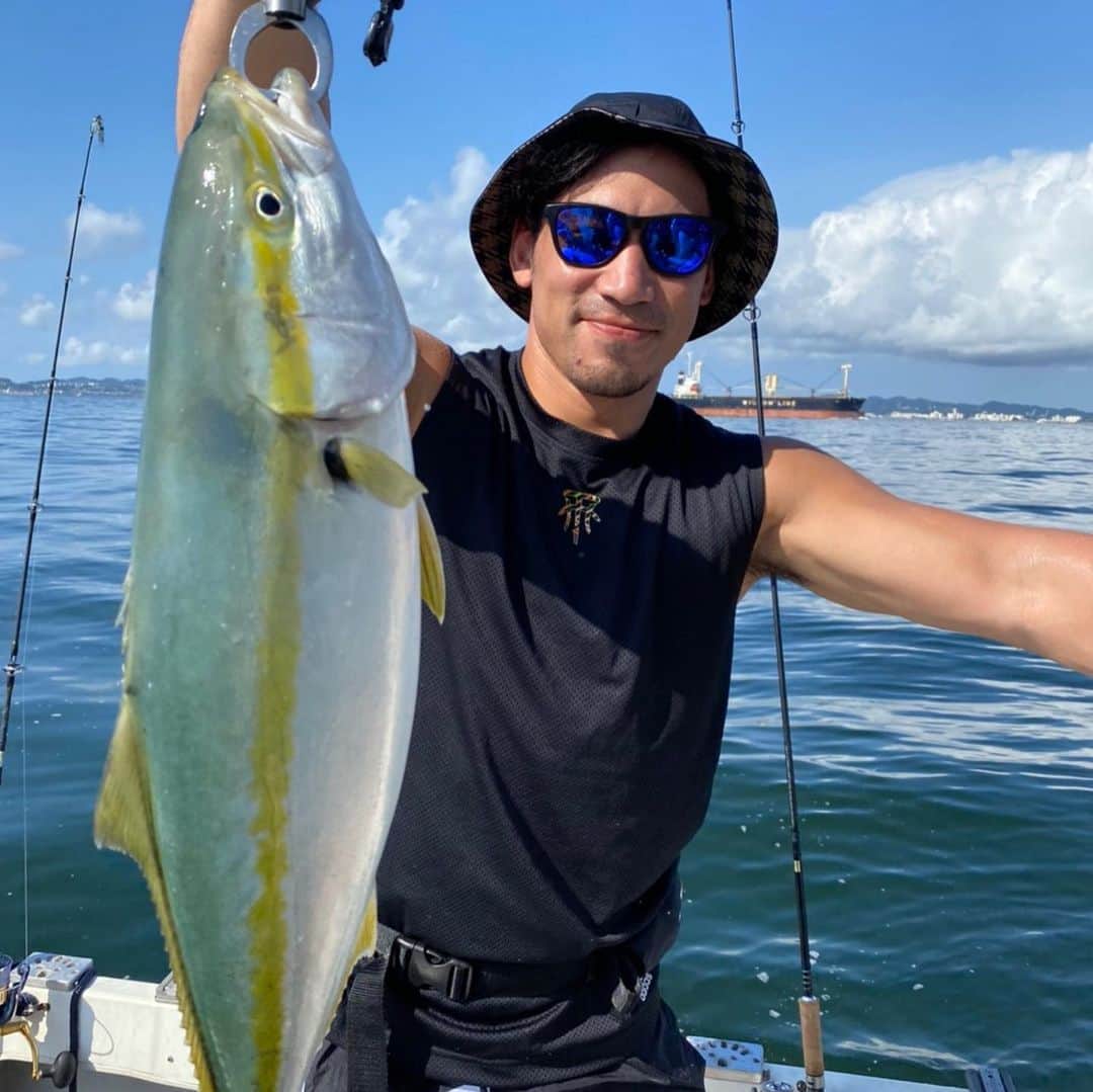 中村亮土のインスタグラム：「ワラサ釣ったどー！ もっと大きいの釣りたい。 欲が止まらない！  自然の恵みをしっかり捌いていただきました。  @ryosuke03rugby 船長 ありがとう！  #釣り#fishing #ワラサ」
