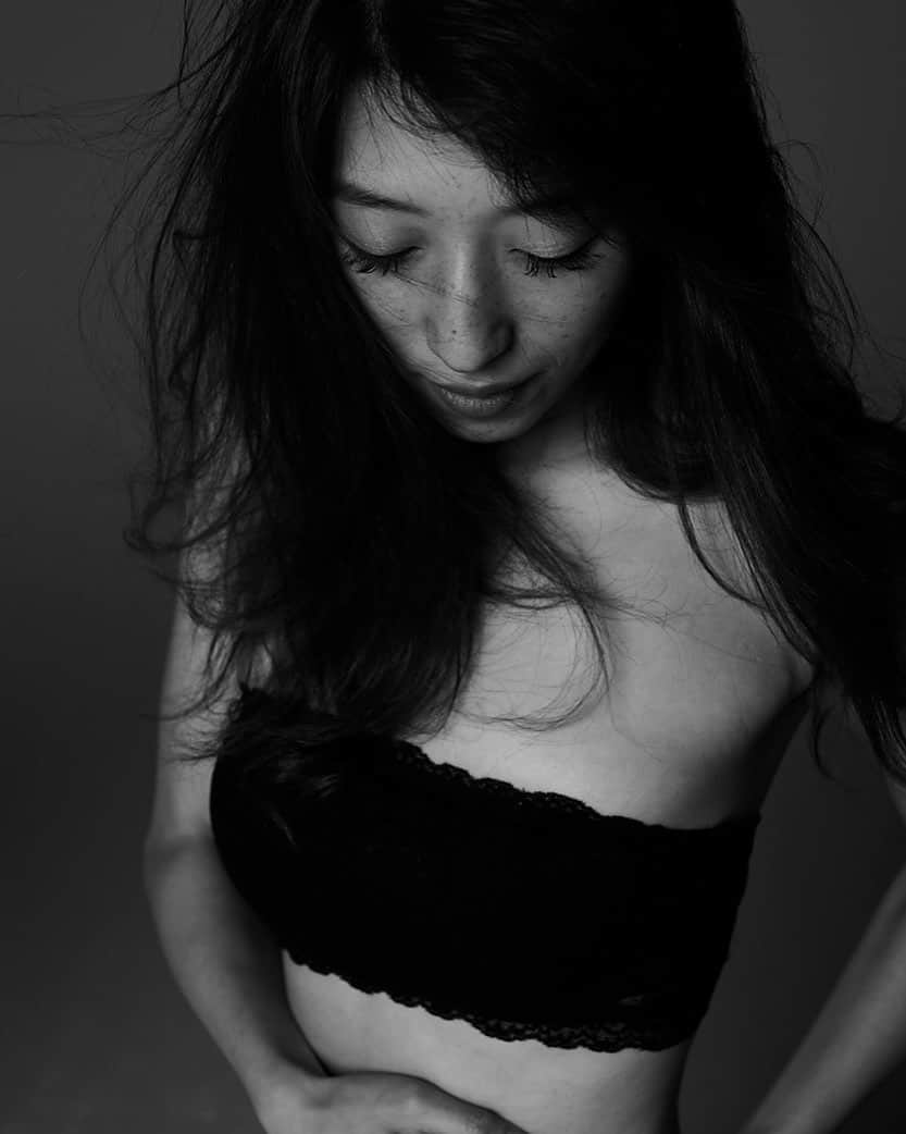 井出由起のインスタグラム：「#白黒写真 vol.3  #バレトン東京 #バレトンマスタートレーナー #井出由起 #腹筋 #くびれ #バレトンインストラクター #産前産後 #トレーナー #ありのままの自分 #ママ」