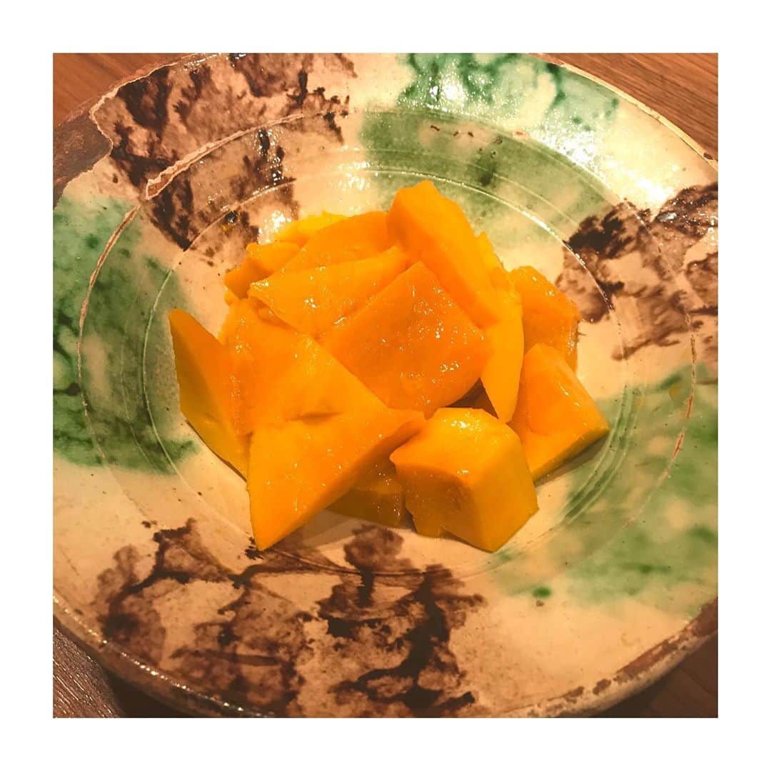 野波麻帆さんのインスタグラム写真 - (野波麻帆Instagram)「. 沖縄産の大きな大きなマンゴー。 寝かせてやっと食べ頃に。 大好きなお店、GRANPIEで購入した 器も良い感じ。😊」9月14日 20時25分 - mahononami
