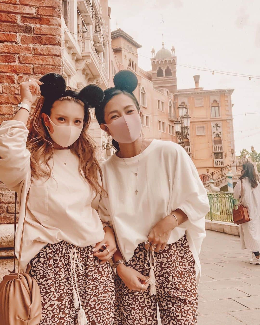 Kana さんのインスタグラム写真 Kana Instagram Miikomiiiko と Sandlessmoon の レオパードパンツ履いて ミッキーコーデ やっぱこの人とのdisneyたのしい リールも観てね Disneysea 9月17日 19時43分 Xxkana513xx
