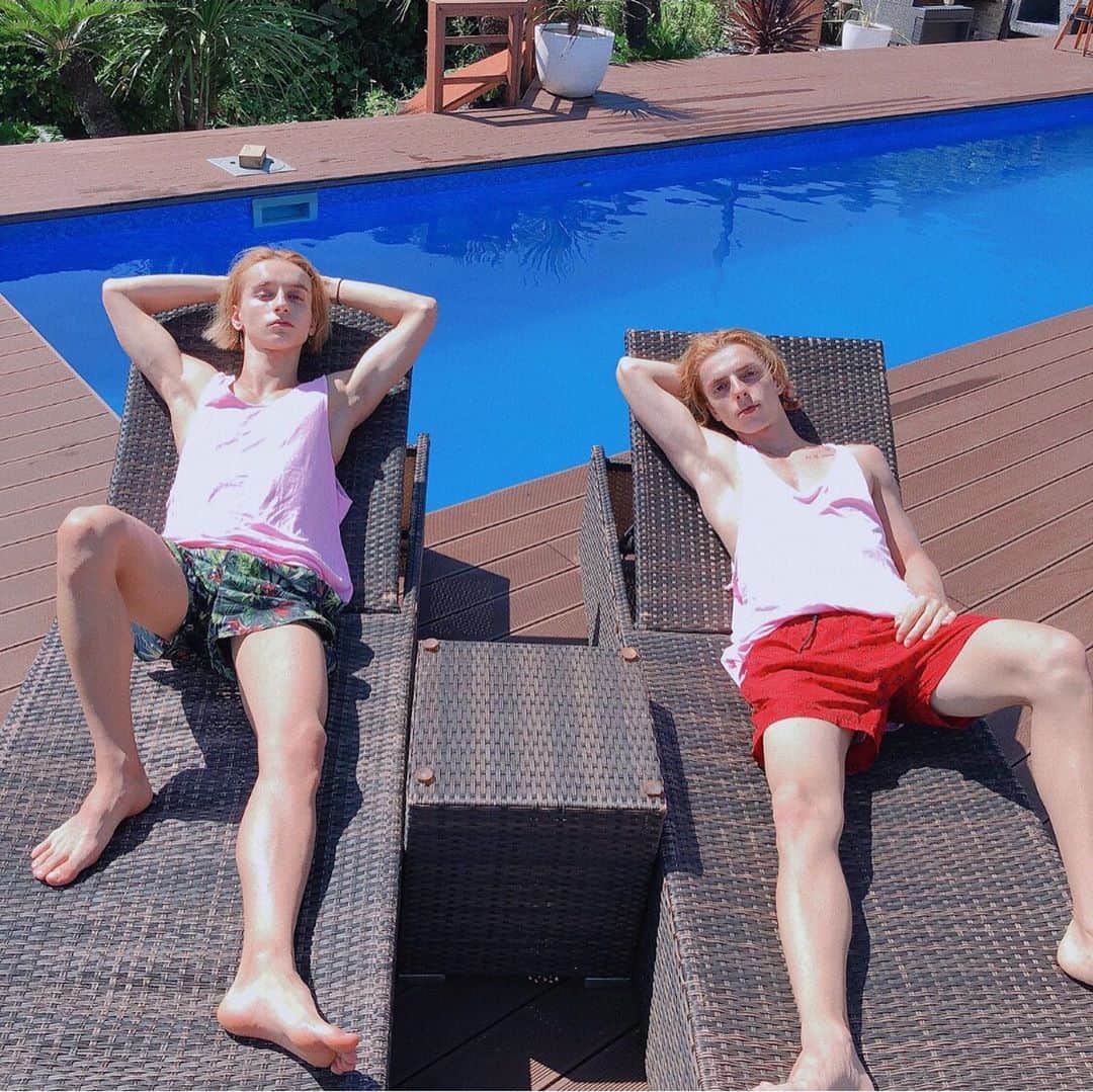 イペック・エムレ（エムレエネス兄弟）のインスタグラム：「寝起きのエムエネ🤭🏝 夏も終わっちゃった~🤦🏼  #寝起き #夏の終わり #仲良し #兄弟 #双子 #外国人モデル #ハーフ #タレント #twins #summer #tatil #kardeş」