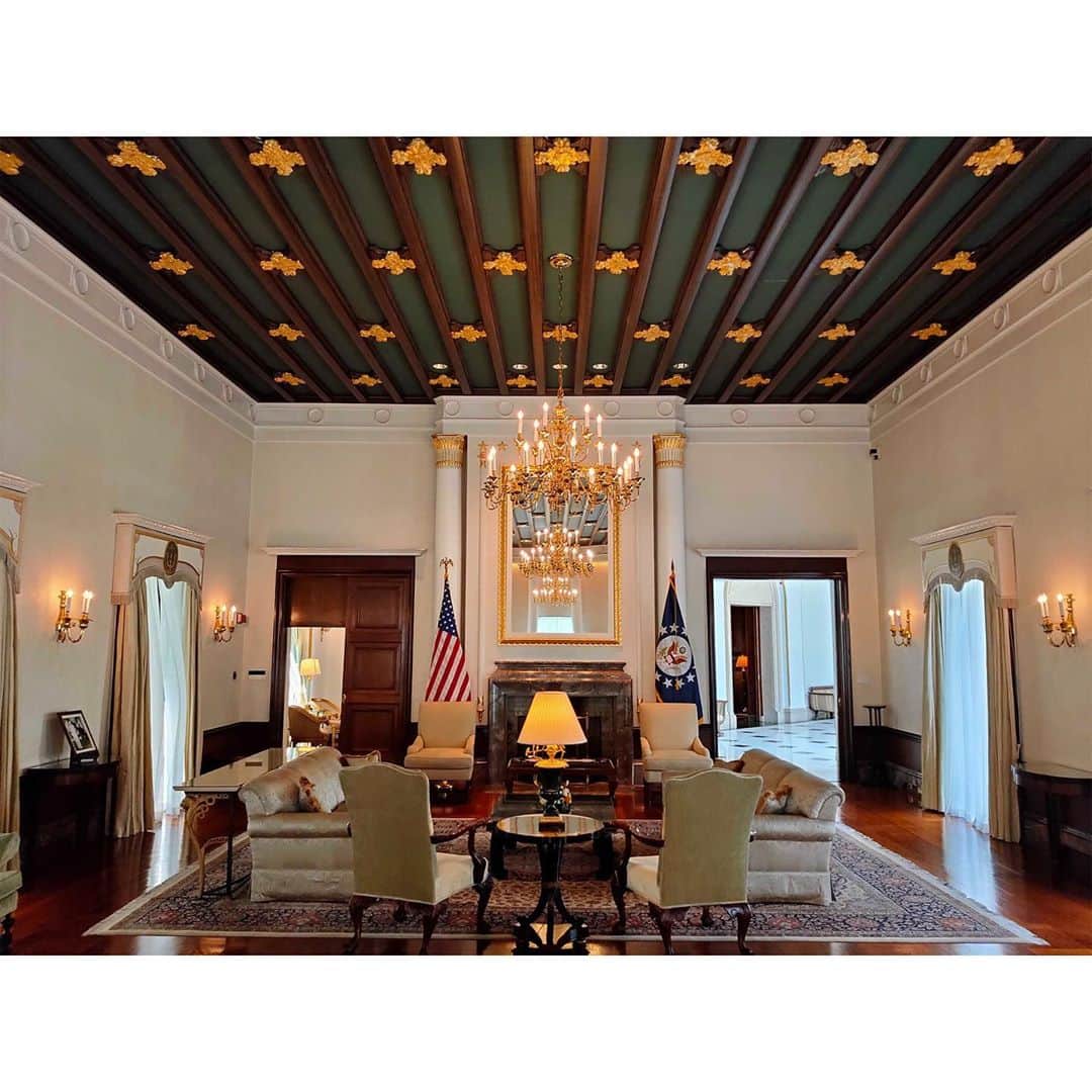 アメリカ大使館さんのインスタグラム写真 アメリカ大使館instagram 駐日アメリカ大使公邸 のグレートルームと呼ばれる 1番大きなお部屋です この部屋はレセプションパーティーやイベントが行われる際に使用されます グランドピアノ もあって素敵な作りに