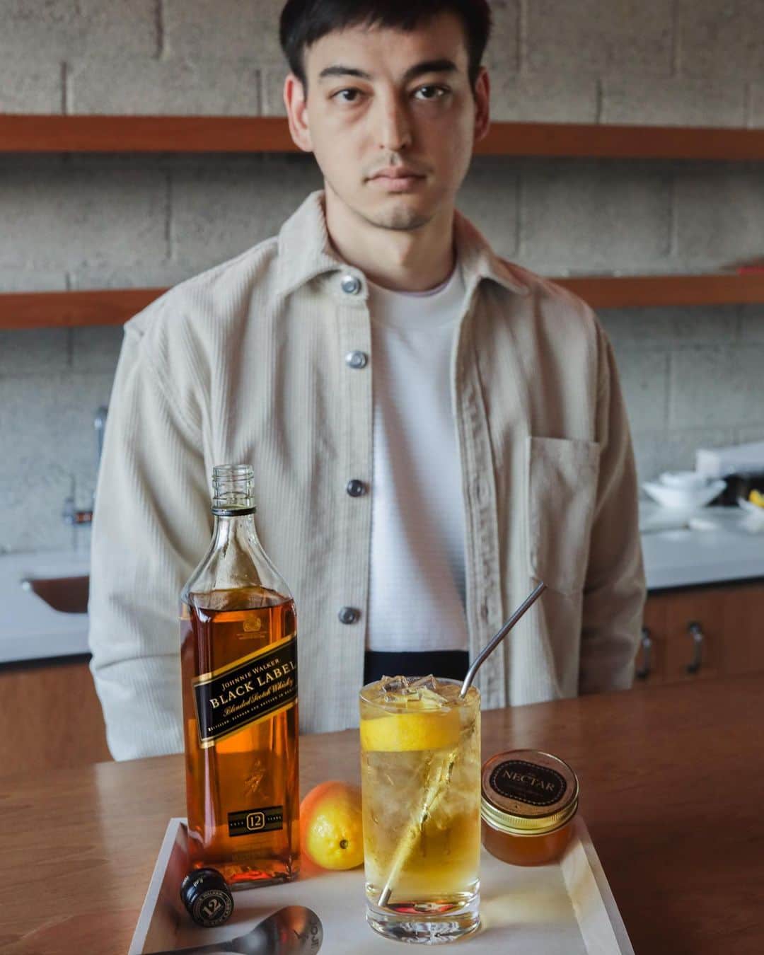 Jojiのインスタグラム：「#ad My @johnniewalkerus Honeycomb Highball Cocktail Kit just dropped. Sip while listening to NECTAR. 🍯🥃」