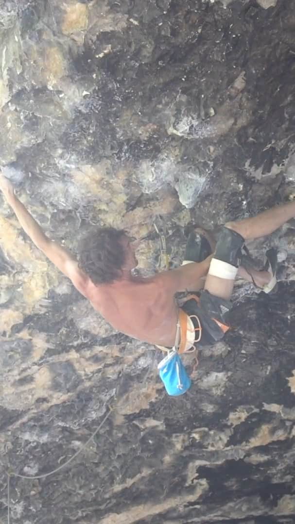 デイブ・グラハムのインスタグラム：「Last Monday I managed to battle through the sick @jorge.diazrullo addition to the Ali Hulk cave for its 2nd ascent 🥳 This cave has a lot of variants, but as well some very distinct lines. For me this is one of the sickest 🔥 Climbing out the left flank of the cave at around 70 degrees on sick natural incut crimps, its has much more of a bouldery type of resistance to it than the other routes 😅 It starts with some long tensiony moves on crimps, followed by a super tricky “ghost” kneebar sequence, leading into a punchy and resistant finish. The whole boulder checks in at 20 moves and is likely 8B bloc. After a decent rest you battle through the troughs of Hulk Extension 8C with a fatigue thats hard to shake 😵 There is a 10 move low start still waiting for an ascent, as well the Total finish, which would really complete the entire line, and break down a lot harder 😬 Something like hard 8b+ bloc into 8c+ 🤔 It was still hot AF when I ascended this rig, but in the last week we had a lot of rain and temps have dropped almost 20c so we MUY CONTENTO 🤟❄️ Super syked to stay the path with all the other projects, just gotta keep trying super hard 🔝🔜🤪 Thanks to the homies for spotting and making wind the Makitas, and to @alizee_dufraisse for the love and support ❤️ @adidas @adidasterrex @fiveten_official @petzl_official @climb_up_officiel @frictionlabs @sendclimbing @tensionclimbing @climbskinspain @citro_carlos_logrono_ @enriquegallardoclimb @jlpalao @danibloc 🙌🏻」