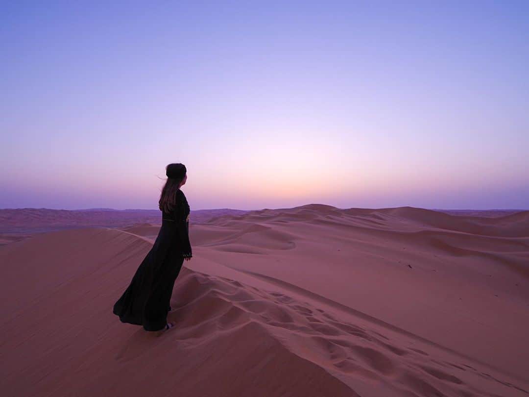 田島知華のインスタグラム：「【UAE🇦🇪Abu Dhabi】The desert empowers my heart. I miss the desert in Abu Dhabi. 音のない静寂な砂漠の夜。 都会の喧騒から離れ、寝転がってなにも考えずぼーっと星空を眺めていられる。 砂漠は心の元気をチャージできる大事な場所。 （だから早く行きたい…！砂漠チャージが足りない！） Copyright © TAJIHARU  PENTAX K-1 MarkⅡ  HD PENTAX-D FA 15-30mmF2.8ED SDM WR HD PENTAX-D FA 28-105mmF3.5-5.6ED DC WR _ #たじはるトリップ #TAJIHARU_uae #アラブ首長国連邦 #アブダビ #ドバイ #中東 #unitedarabemirates #uae #abudhabi #dubai #qasralsarab #anantaraqasralsarab #anantara #visitabudhabi #visitdubai #wonderful_places #beautifuldestinations #beautifulplace #earthpix #discoverglobe #discoverearth」
