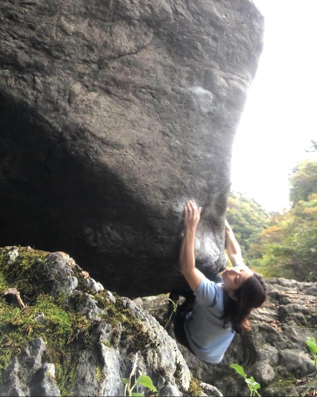 川端彰子のインスタグラム：「・ 1枚目…激闘 2枚目…ちょ、、も〜〜〜まじで全然進まないんすけど〜☠️  いやー、全然まだまだ見えてこない 。楽しいけど笑 今年の岩は、多少慣れてきたかな。  #climbing #bouldering #激闘」