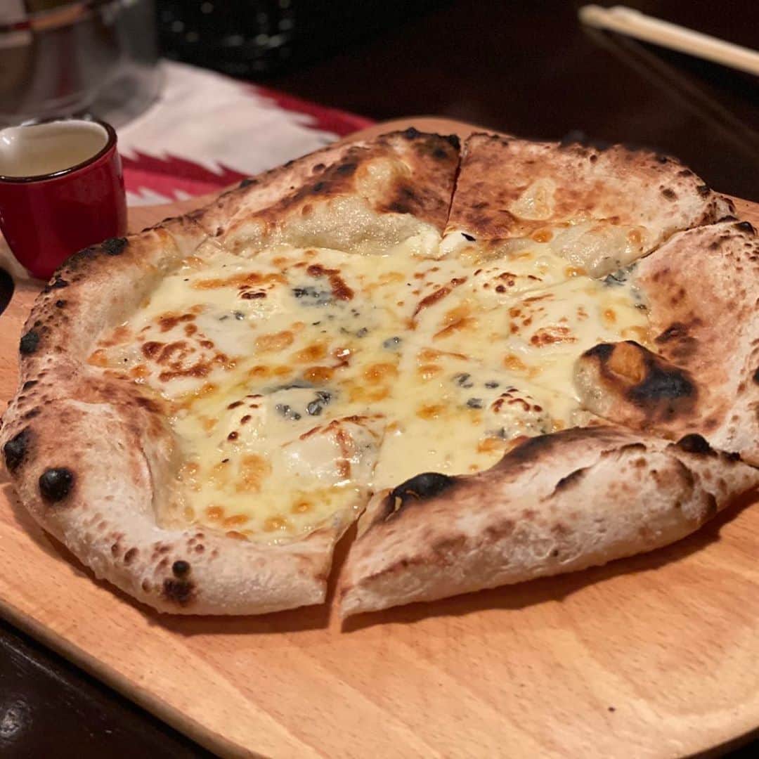 石井優希のインスタグラム：「. . クアトロフォルマッジ🍕🍯  何年経ってもピザの中で1番好き💕  #チーズ好き #蜂蜜かけたらもはやデザート」