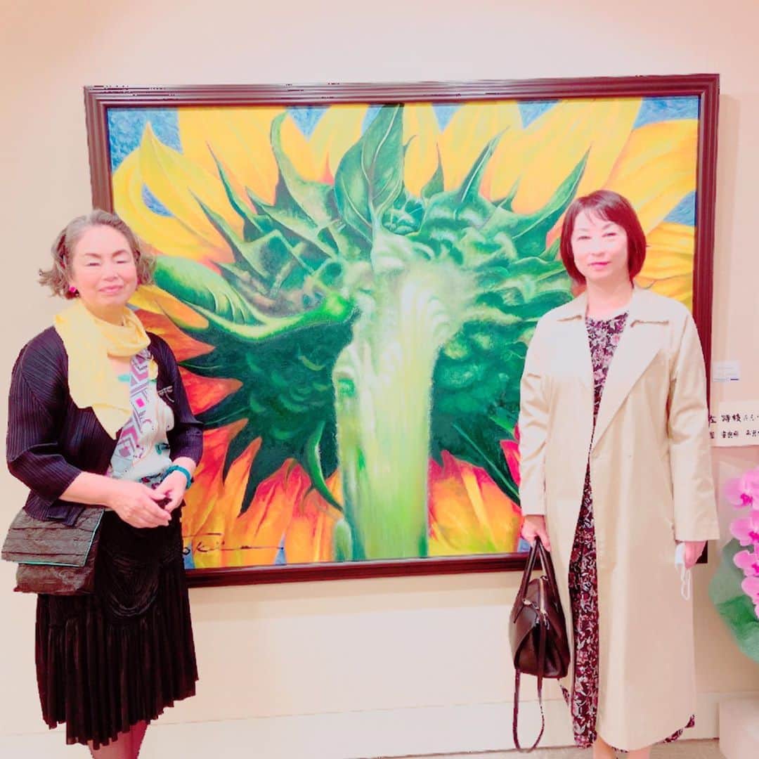 栗田よう子のインスタグラム：「仲良くして下さっている大先輩の左時枝さんの油彩展に行って来ました。お花のみを描かれる時枝さん。どの絵も本当に素敵です。私は1番最後の絵がとても好きで購入しようか考え中です。」