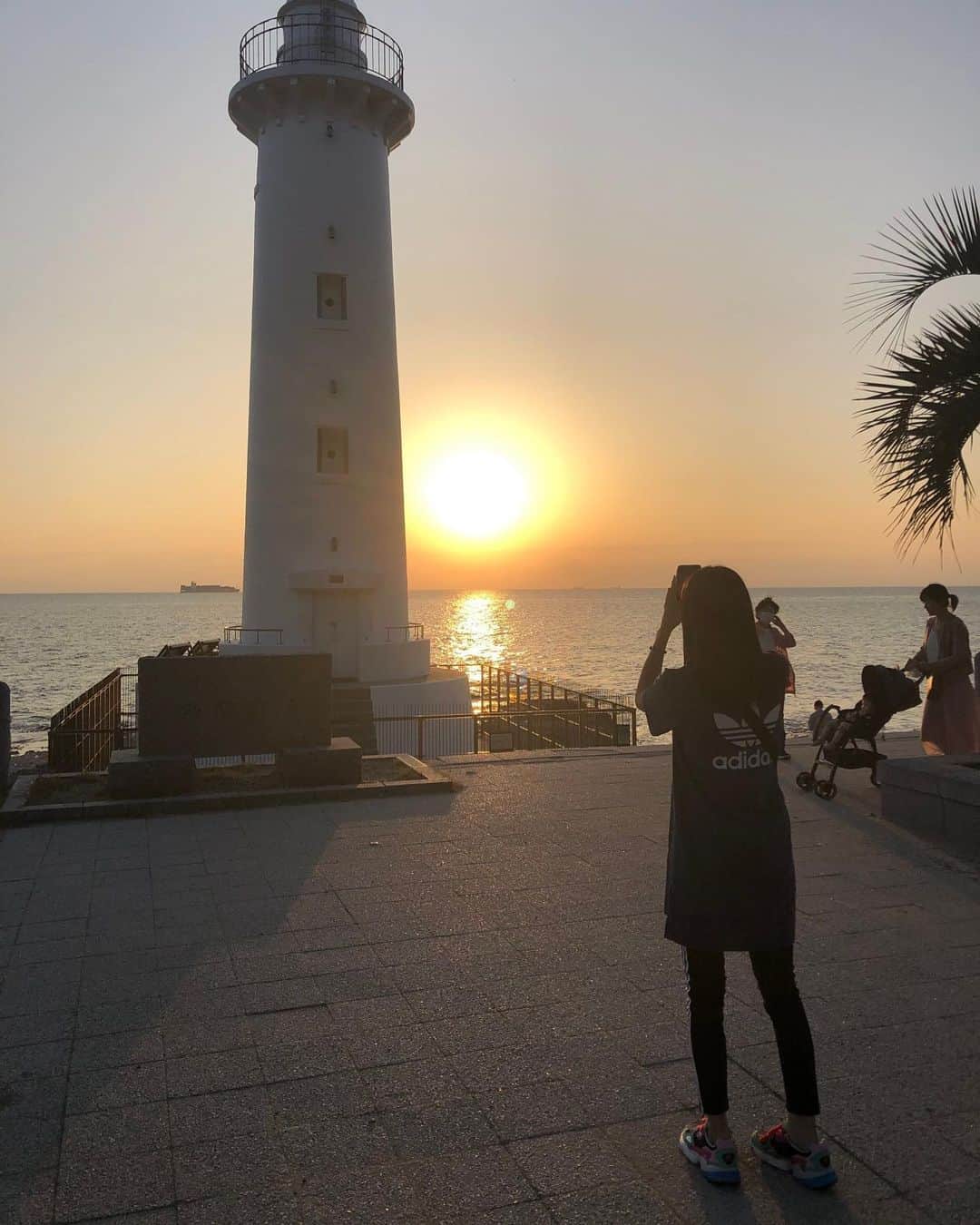 安井由香子のインスタグラム：「・ ・ 夕日すごい綺麗かった。🌻」