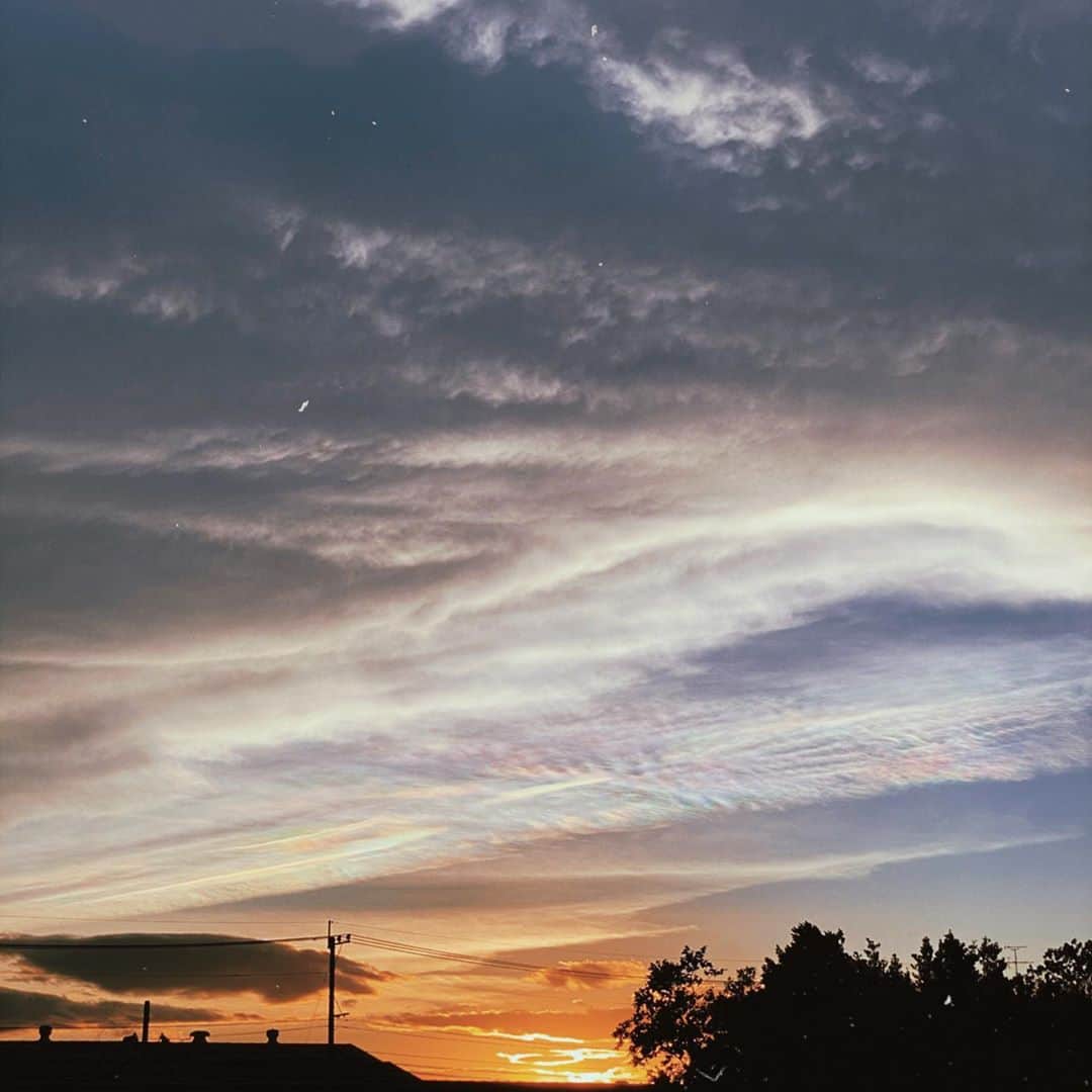 月島桃花のインスタグラム：「🐉🌈  #iridescentclouds #彩雲」