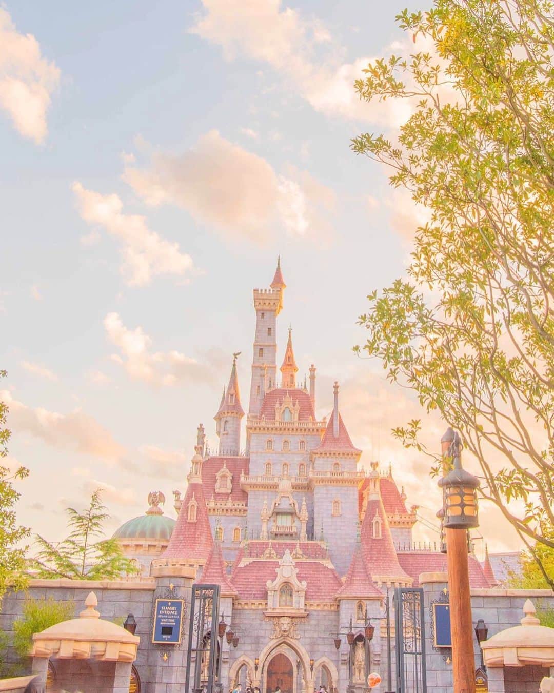 Kahoさんのインスタグラム写真 Kahoinstagram 夕暮れ時の美女と野獣のお城 淡い色の空 暖かい光に優しく包まれたお城 綺麗すぎてしばらく立ち尽くした この写真お気に入りで 待ち受けにしてるんだ Disney Disneyland