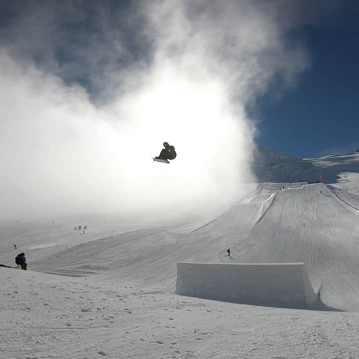 国武大晃のインスタグラム：「Tail to nose Bs14🌪 @thestompinggroundspark  @saasfee #snow #snowboarding #snowboard #fun #swiss🇨🇭 #14」