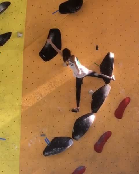 ローラ・ロゴラのインスタグラム：「Training with the 🇮🇹 team 🎥 @kirsch_climbing  . . . #climbing_pictures_of_instagram #picoftheday #loveclimbing #climbforlife #escalade #escalada #grimper #klettern #montura #wildclimb #campcassin #italy #rome #bomber #instagood #instalike  #instagram  @climbskinspain @agripp_climbingholds @montura_official @wildclimb @fiammeoromoena @dao_sport @visittrentino」