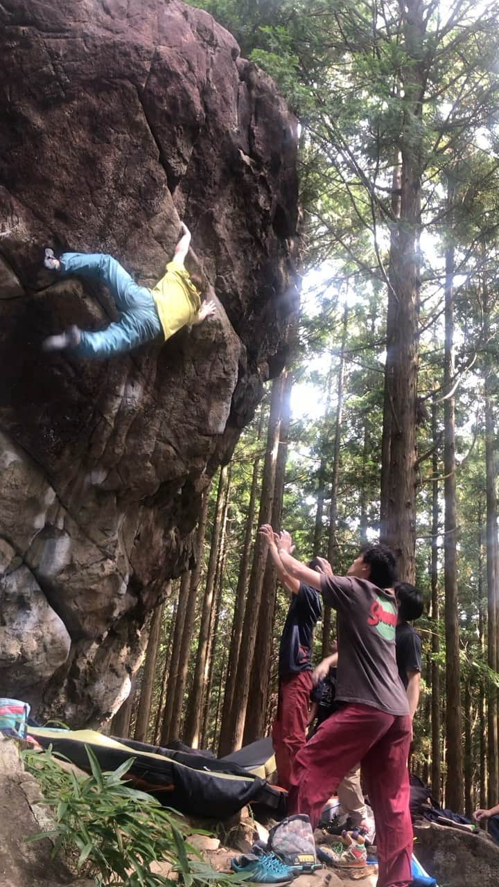 金子桃華のインスタグラム：「.  恵那楽しかったなぁ〜😳 また行きたいいいいいいいい🧚🏻‍♀️🧚🏻‍♂️🧚🏻 🎥あおいさん🙏  @aussti_jp  @e9clothing_official  @peradra.inc  #climbing #bouldering #クライミング #ボルダリング #笠置山クライミングエリア #恵那ボルダー」