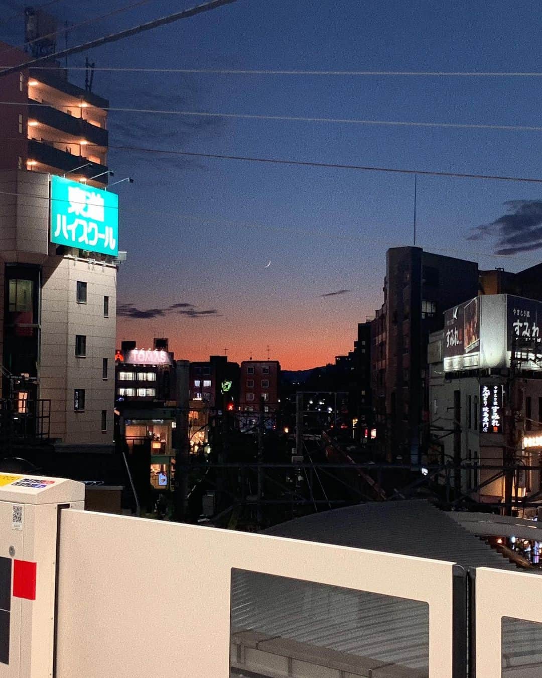 黒谷磨世さんのインスタグラム写真 - (黒谷磨世Instagram)「ホームから見た三日月が、とても綺麗だった！！素敵な夕焼けと三日月、見れてよかったな❣️」10月18日 20時29分 - kurotani_mayo_official