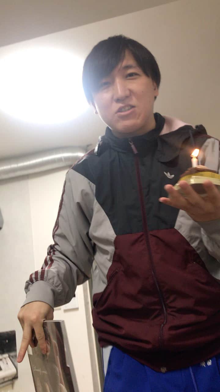 岡田直也のインスタグラム：「須田ちゃんが無理やり寝てる俊ちゃんを起こして、誕生日をお祝いする動画」