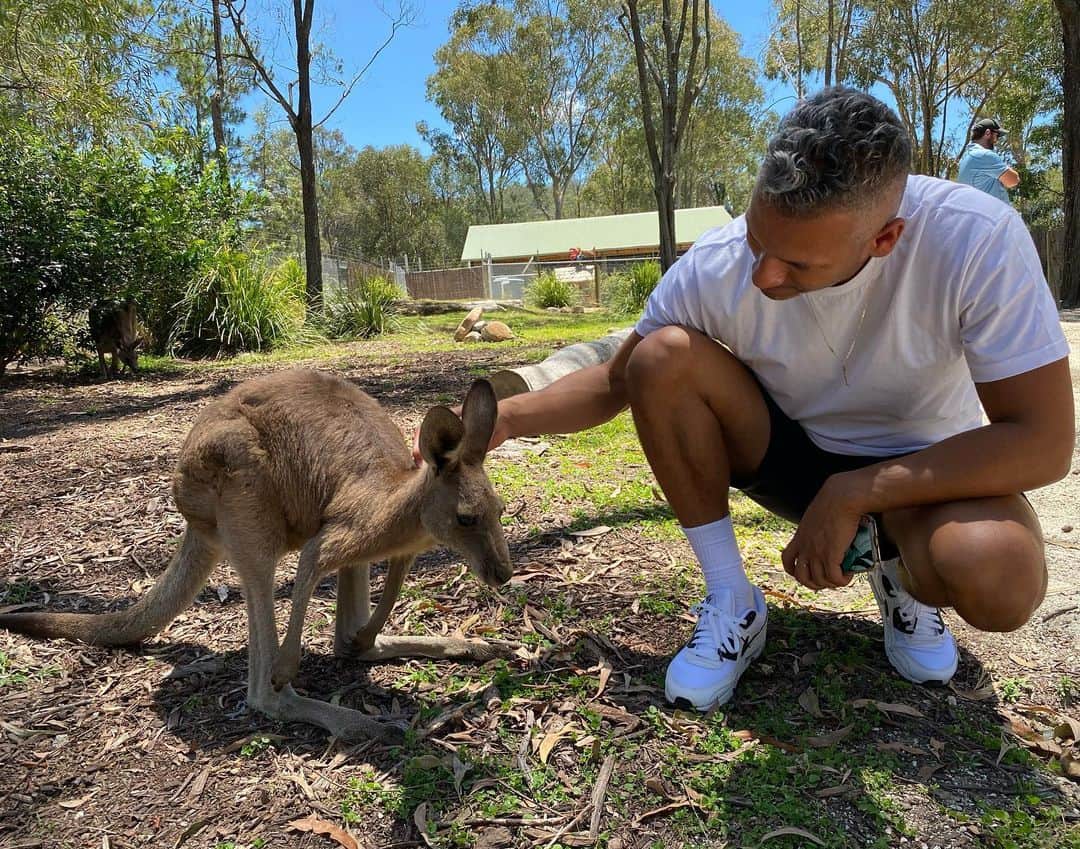 Vincent Oquendoのインスタグラム：「So blessed to be out here in Australia working on my first feature film 🥰...oh yea and my kangaroo friend is fierce too」