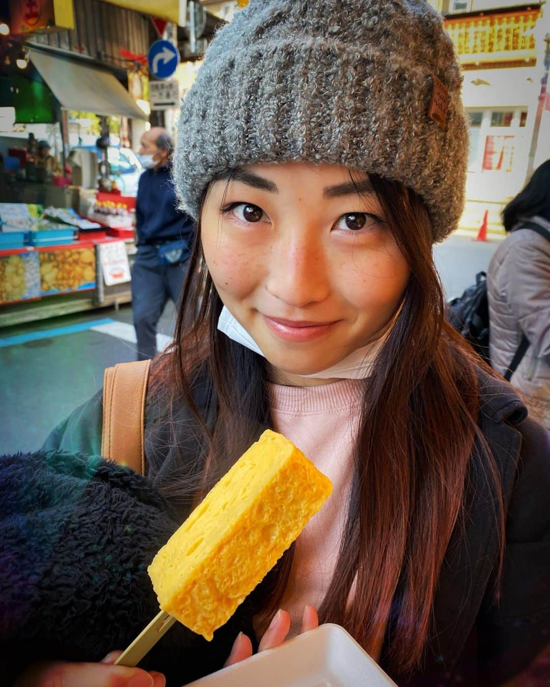 小野真琳のインスタグラム：「100円で買える幸せの味☺️  #築地山長 #築地場外市場 #東京観光」
