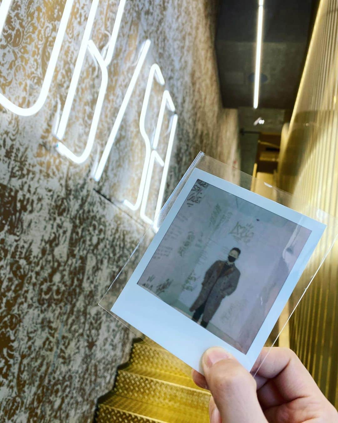 JaeWon Shimのインスタグラム：「나 살아 있음.  점점 추워지는데 감기조심하세요 #협찬 #골든구스 #골든매니페스토전시  #goldengoose #goldenmanifesto #goldengooseseoul」
