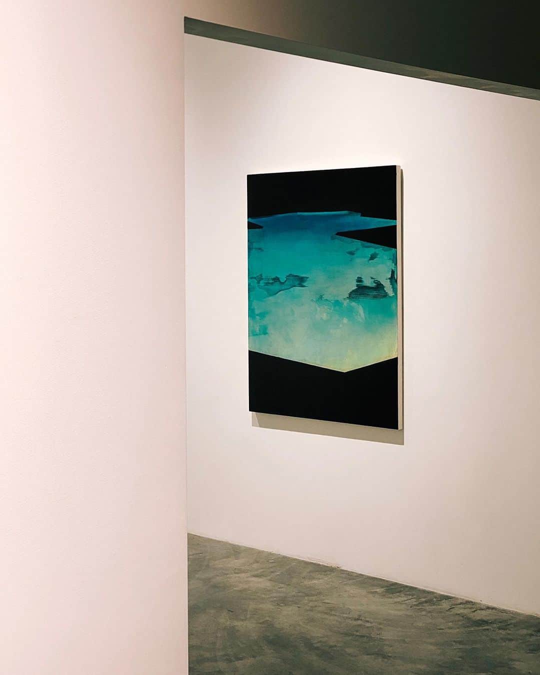 Robert Bingamanのインスタグラム：「I interrupt my sabbatical from all media to invite you to see this show, masked and alone, at some point during the next seven days—before it closes. Some words of a close friend:  Rob’s paintings. Much will be made of the subject matter, the fires. That’s fine. It’s hard not to feel the heat emanating from those canvases, the same heat curdling the headlines. But these paintings are evocative of the times beyond the contents. The sight of fires and damage is not just depicted in the paintings, it’s a component of the technique. On first glance the pool is swiped with painterly’ “noise,” a la Richter, but the impression it leaves on the viewer is that of a scar. For someone who has seen Rob paint these scenes for nearly a decade, it’s jarring, like seeing an old friend or family member emerge from a health crisis with a from-this-point-on distinguishing scar. It’s how they look now. How we all look in 2020, and certainly after. So hard to believe we’re still in it, but not in the small room where Rob’s paintings are displayed. It’s the most intimate public space I’ve been in in months. If Rob’s pieces have been critiqued as a reflection of privilege, a claim that may or may not have merit or be immaterial, he also shows that these objects are not immune to erosion, decay, or even complete destruction. Rob’s paintings have always existed in their own plane, so it’s striking to see them altered, to see that this plane is also subject to the same rules of physics as our real-world landmarks. Not because it’s such a foreign experience, but because it’s so recognizable. We are all scarred by this year, we recognize our own crises and traumas in these pigments. The artist depicts but does not judge, our damage is safely contained within the contemplation of each scene, which in other circumstances or conditions might be beautiful. But that is not the timeline we were given. So here we are, huddled apart for warmth, scared and shaken but also beginning to suspect that we can survive/"overlive" the gray months as long as fireworks of color like these adorn the walls of the gallery, and even in our darkest moments, continue to exist and shine and even thrive. - LW」