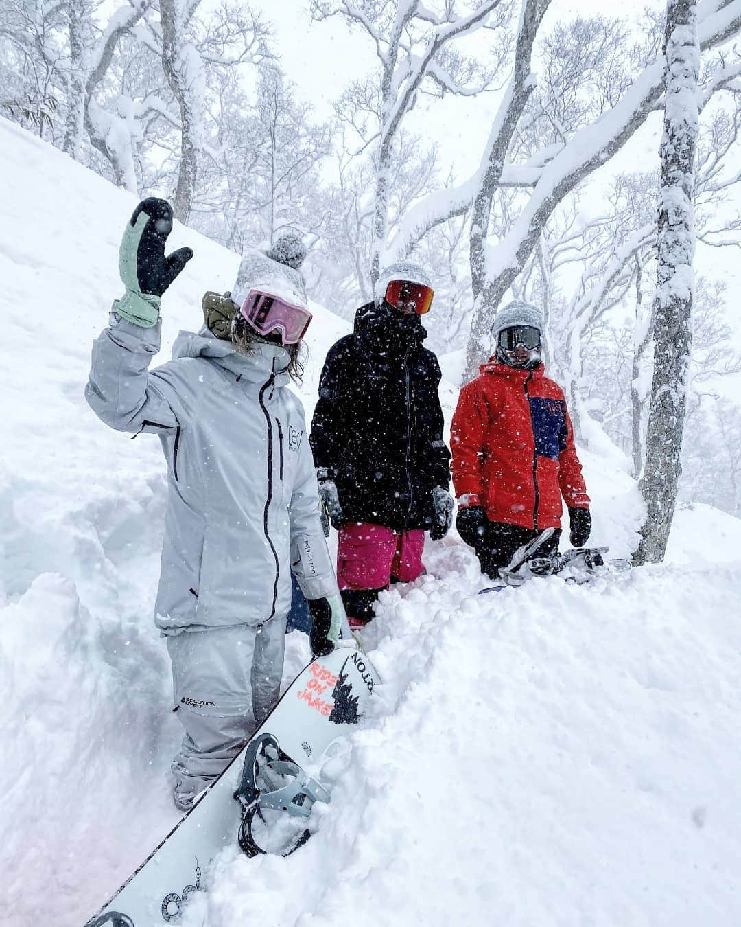 藤森由香のインスタグラム：「山遊び  📸@kentarawmatsuda  #rusutsu#Hokkaido#burtonsnowboards#oakley」