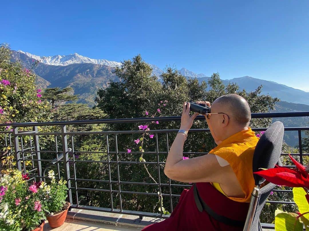 ダライ・ラマ14世のインスタグラム：「Under a bright blue sky HHDL trains his binoculars on the snow-capped peaks behind his residence in Dharamsala, HP, India on December 19, 2020. Photo by Tenzin Jamphel #dalailama」