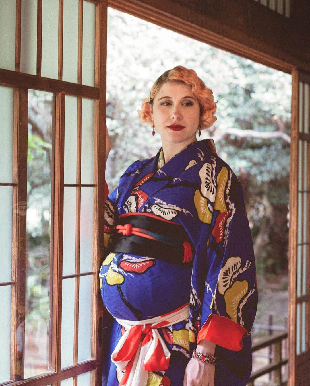 Anji SALZのインスタグラム：「While I’m hanging around at home nursing little Salz in jogging pants and my hubby’s old shirt - let me share a few more pictures from my maternity shoot with @benjamin_hung 😆🥰🎊 Since kimono has a straight silhouette I was really struggling on how to dress that the bump would be visible 😂 Tying a shigoki below my belly did the trick 🥳☺️」