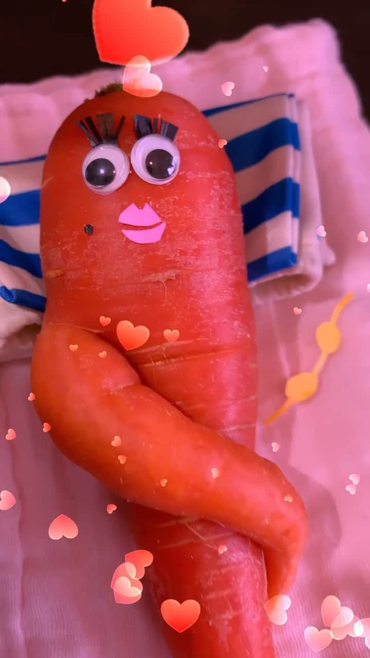 Anji SALZのインスタグラム：「“You won’t have any time to yourself once you have kids” they said. Baby finally sleeps. Husband and me start decorating and shooting a sexy carrot 🥕 for instagram instead of taking a nap 🤪🥳🤣  「子供がいると、自分の時間がなくなる」と言われ、、 赤ちゃんはやっと寝てから、必死に旦那とこのセクシー人参🥕を撮影する巻ww  #sexycarrot #vegetablepo」