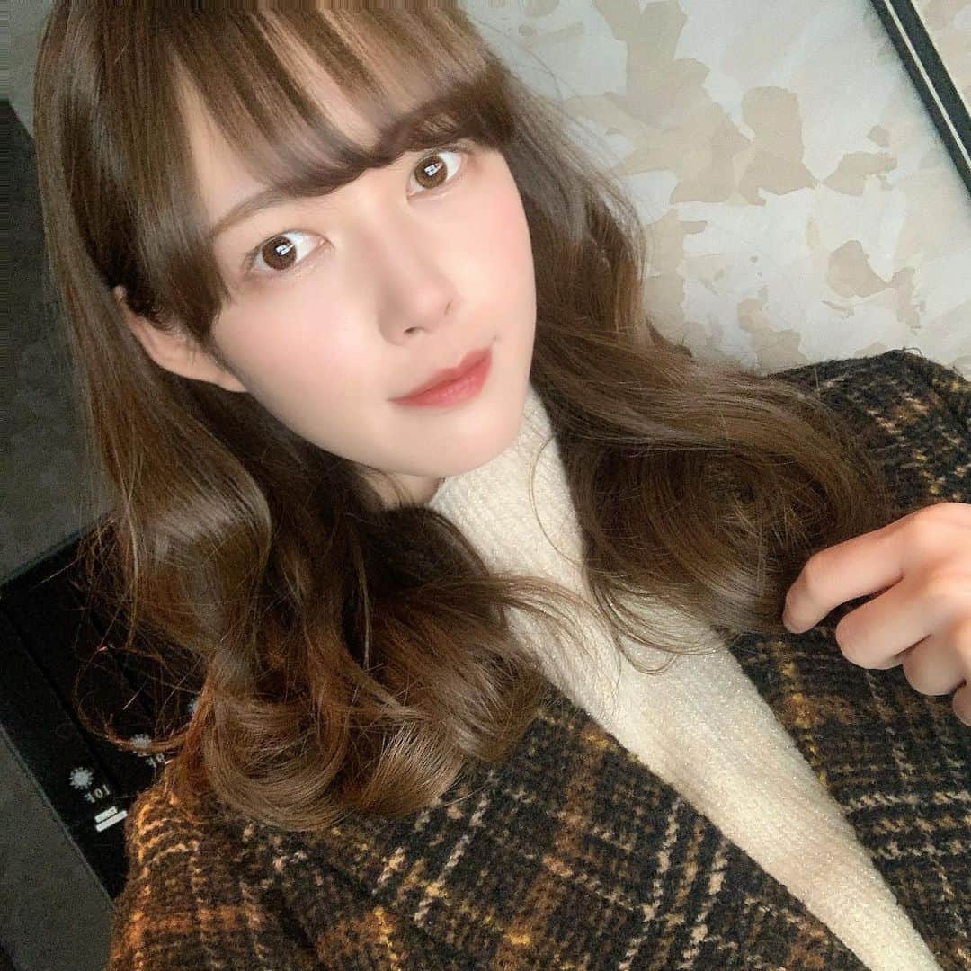 もえりんのインスタグラム：「前髪重たくしてもらいました🤤🧡   @inamochinaoki さん いつもありがとうございます！   今の長い髪はほんとに落ち着くし気に入ってるんだけど 最近はもうちょっと短くしてもいいのかなと思ったり🤔💭 悩むよううううう」