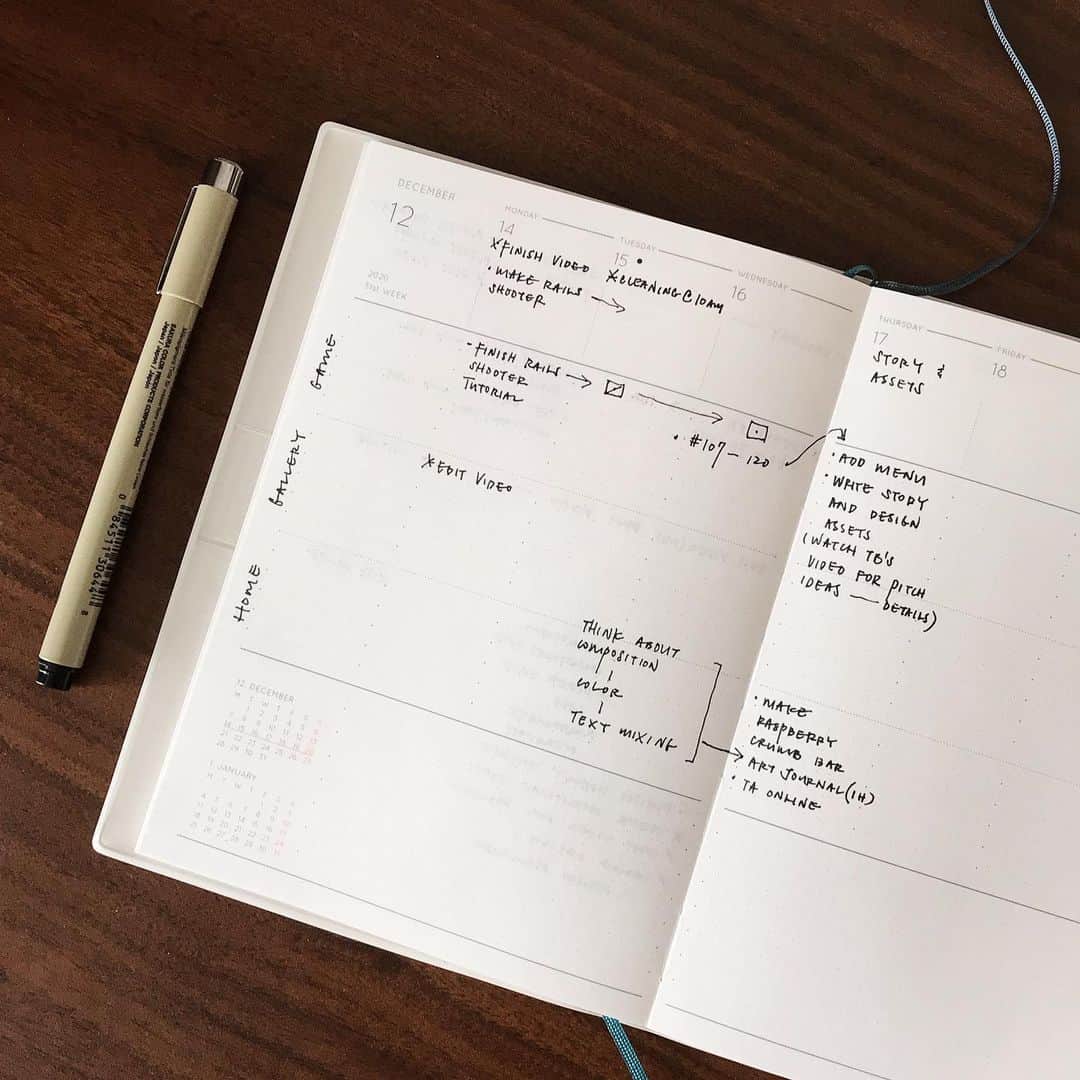 Dara M.のインスタグラム：「A last minute addition to my 2021 line up. This is a hightide planner I picked up from @mcnallyjackson while browsing for Christmas presents last week. I really like that this weekly has a free form section in the middle that I can use for vertical by day planning, horizontal by category planning or just lists and doodling. #plannercommunity #2021 #stationary」