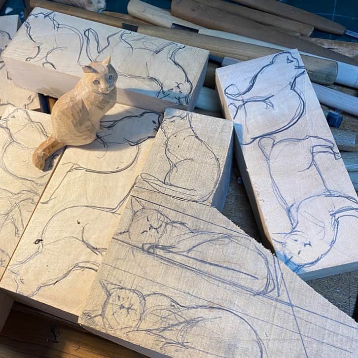 yamanekoのインスタグラム：「これから絵に描いた所をノコで切り出しますが、この時点で中に入っている感がありますよね😹 にゃーん！待て待て今から出すから  #weekendbooks #どうして猫が好きかって言うとね3#バンナイリョウジ#個展 #ねこ #ねこ部 #ねこすたぐらむ #木彫#木彫りねこ #彫刻 ＃猫彫刻#catsculpture #cat #catstagram #catsofinstagram #woodworking #woodsculpture #sculpture  #ryojibannai」
