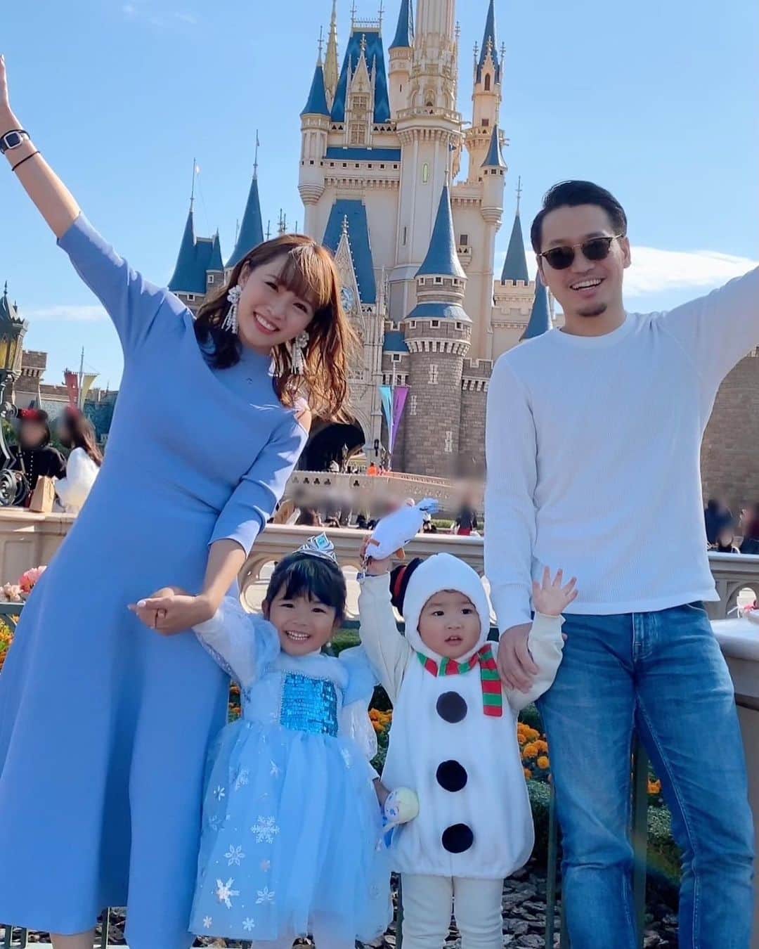 河内麻沙美さんのインスタグラム写真 河内麻沙美instagram Disneyland 先日家族でディズニーランドへ行ってきました Liliがずーっと行きたがってて やっと連れてってあげれてた Liliは エルサ を着るって決めてたみたいで みんなで アナと雪の