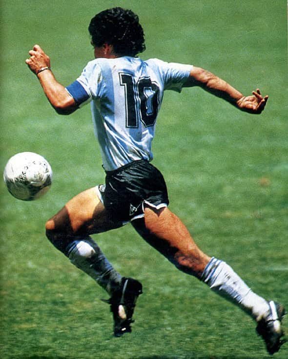 ジネディーヌ・ジダンのインスタグラム：「Gracias por tu Magia en el campo Diego Armando Maradona. Es un momento muy triste para el mundo del fútbol, se ha ido un genio !」