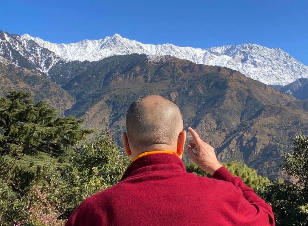 ダライ・ラマ14世のインスタグラム：「HHDL enjoying the view of fresh snow on the Dhauladhar mountains from the roof of his residence in Dharamsala, HP, India on November 27, 2020. Photo by Tenzin Jamphel. #dalailama」