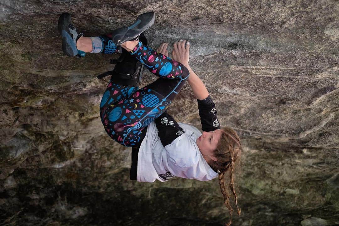 カロリーネ・ジンフーバーのインスタグラム：「⤵️⤴️↩️ in love w/ this sequence 🙃 📷 @paul_lewandowski95  . @scarpa_at @belmezattitude @frictionlabs @organicclimbing @natureclimbing @sosolid_official  . . . . #climb #climbing #bouldern #bouldering @boulderingmag #upsidedown #girl #climbinggirls #climbing_is_my_passion #climbinglife #austria #zillertal #tirol #climbing_pictures_of_instagram @climbing_pictures_of_instagram」