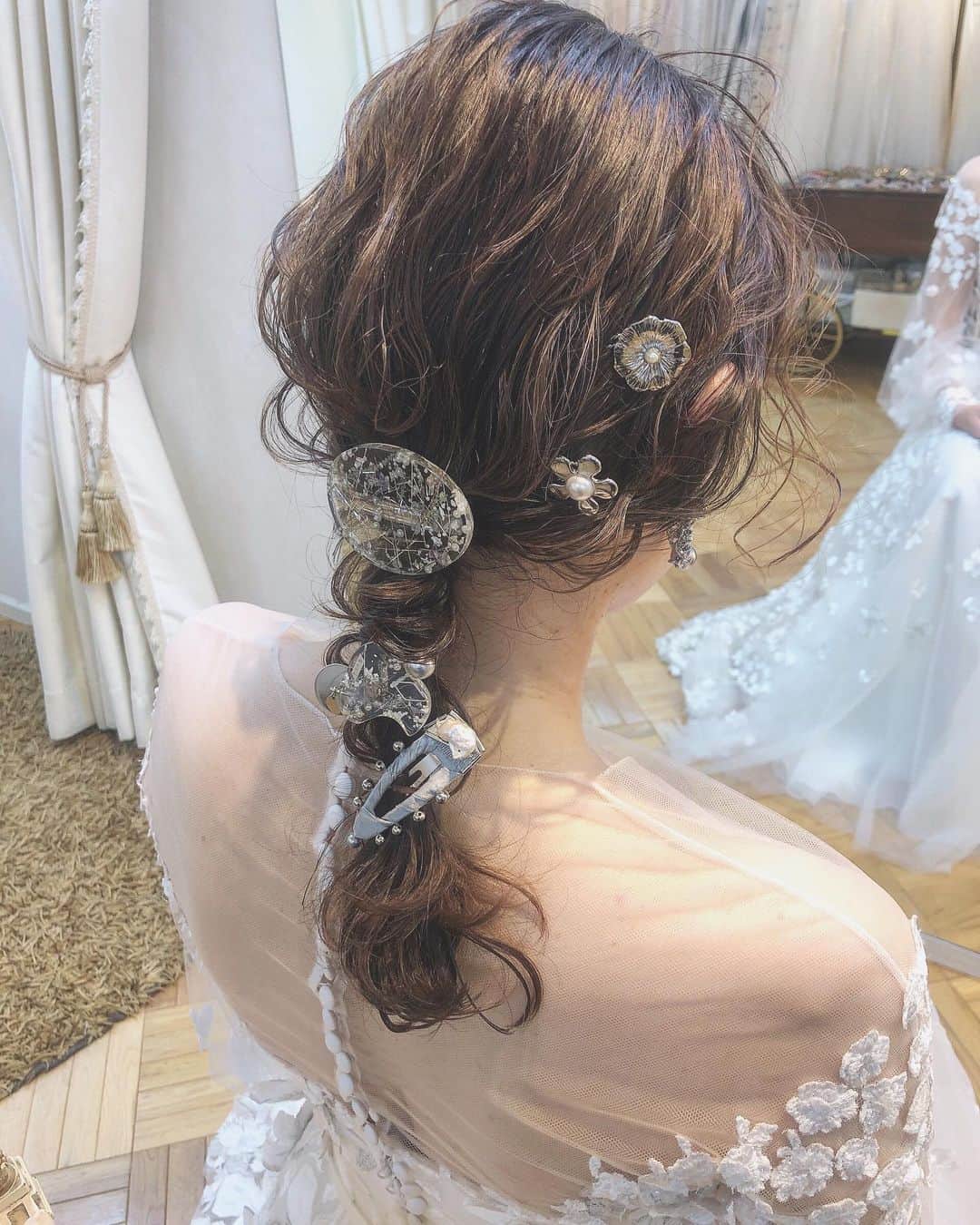 河野麻里のインスタグラム：「・ wedding hair  クセをいかして まとめる♡  wedding dressに @nood.aoi ♡ ・ ・ #マリhair #浜松市」