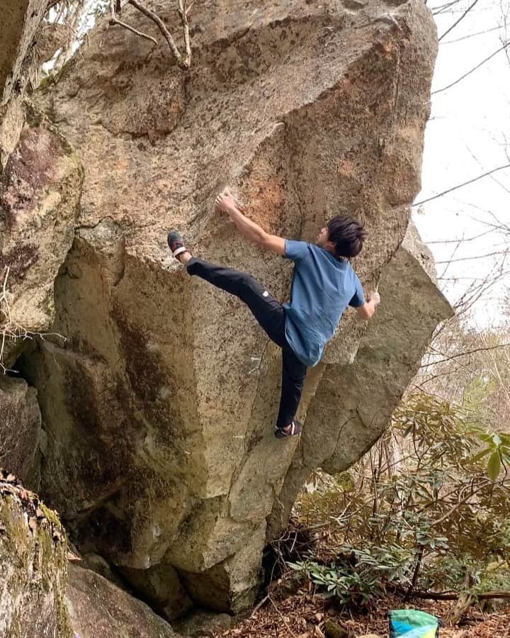 村井隆一のインスタグラム：「tasting fresh lines🍽  #climbing#bouldering#ボルダリング#瑞牆」