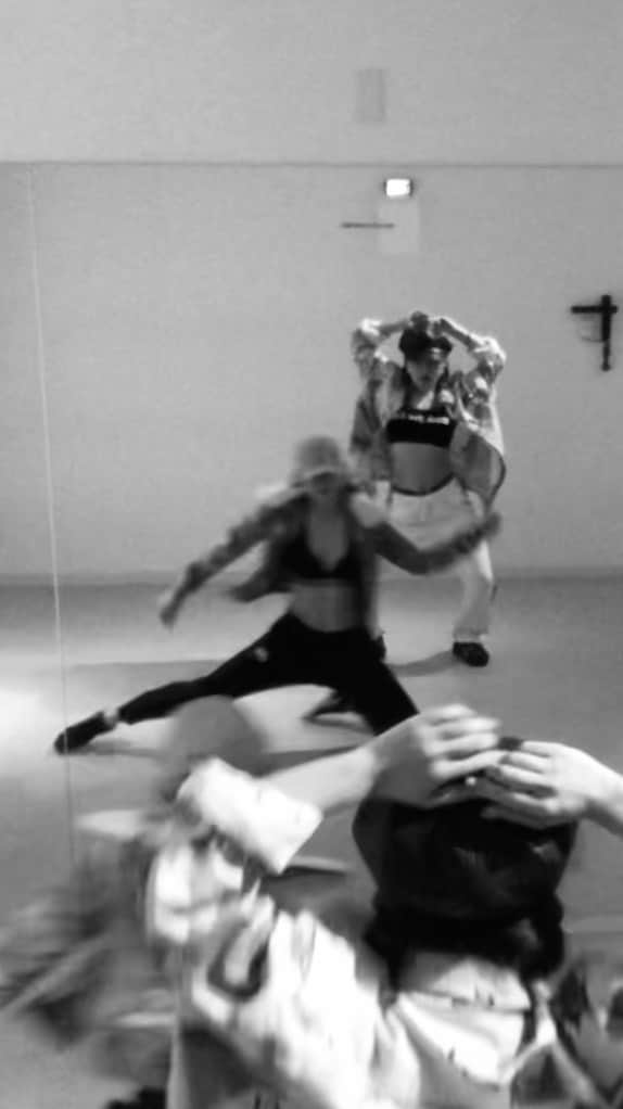 REIKAのインスタグラム：「スタジオ入ってサクッとノリで作っちゃう的な 振付動画撮ろっかって事で始まったこの企画w 楽しかった₍ᐡ> ̫<ᐡ₎꜆ シリーズ化しまーす♡  @makince0901 さんありがとうございました💕  #ciara #rooted #dancevideo」