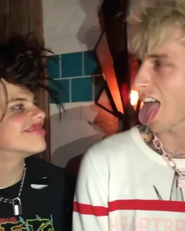 Young Gunnerのインスタグラム：「you’re way too hot to be actin like that 😝 song drops tomorrow, i was playin this in the club a year ago 🍻 @yungblud @travisbarker」