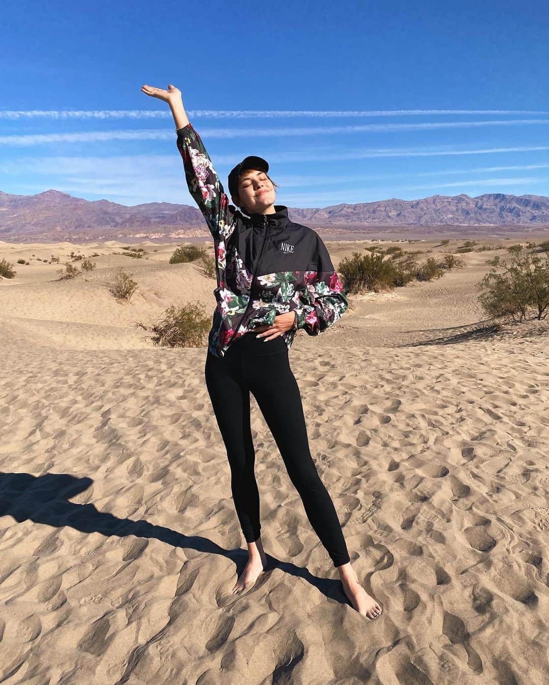Ashley Smithのインスタグラム：「Adventure time 🤘🏻  Took a little adventure to Death Valley and Zion National park ⛰   I took these Nike One Luxe leggings up the side of a mountain, rolled down death valley’s sand dunes, sweated my ass off, survived a 10 hour drive, and covered them in snacks. They survived all the adventure tests. Hands down my all time favorite legging. A must have for every adventurer.” @nikewomen #nikewomen #teamnike」