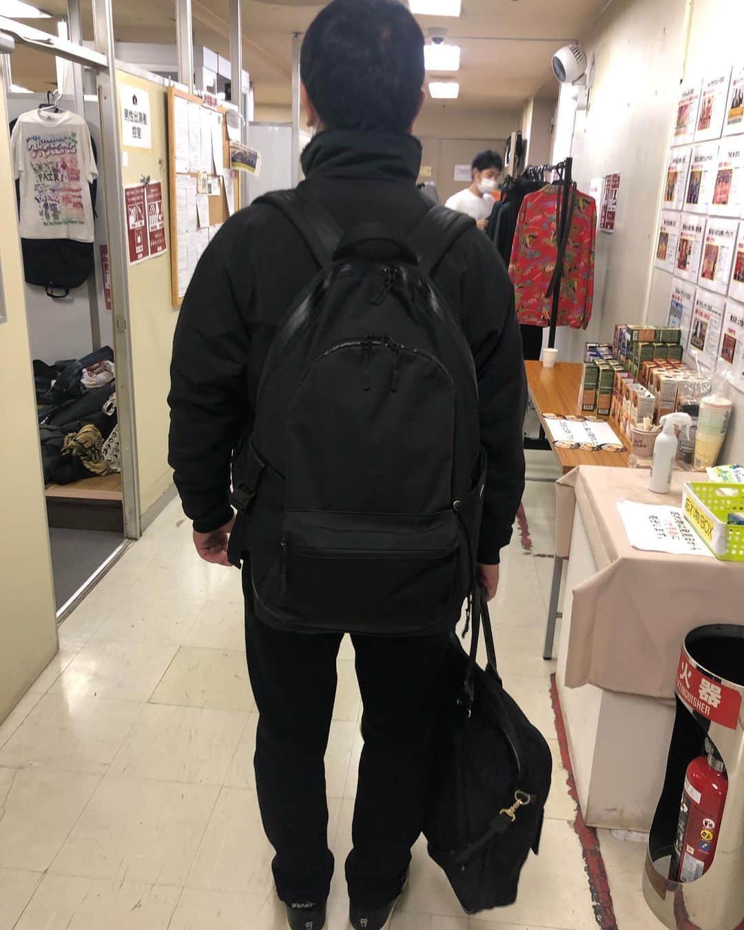 岩橋良昌のインスタグラム：「黒っ！ #兼光私服」
