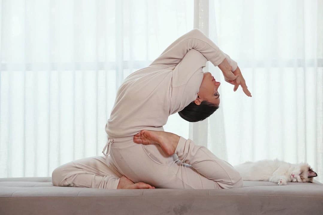 ALO Yoga の イ ン ス タ グ ラ ム(aloyoga) - 12 月 6 日 01 時 18 分. ALO Yoga の 人 気 の イ ...